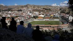 Sejumlah warga menyaksikan latihan Timnas Argentina jelang laga Kualifikasi Piala Dunia 2022 di La Paz, Bolivia, Senin (12/10/2020). Argentina akan berhadapan dengan Bolivia. (AP Photo/Juan Karita)
