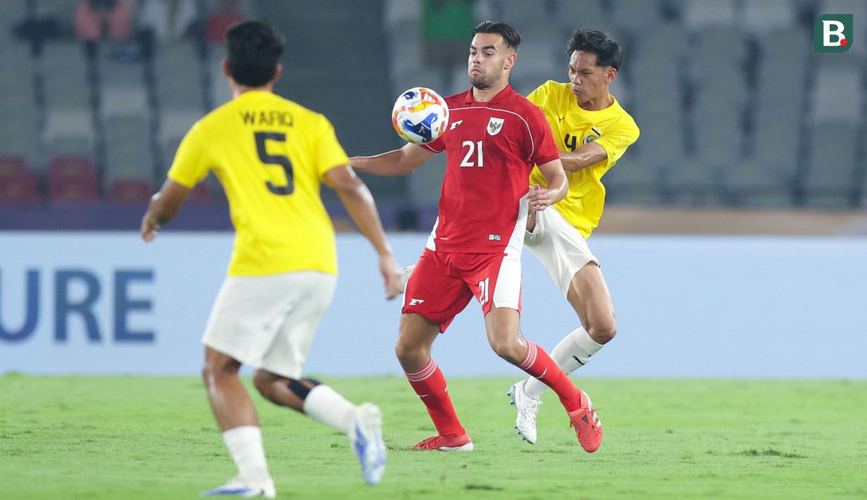 Pemain Timnas Indonesia U-23, Jens Raven (tengah) berebut bola dengan pemain Brunei, Mohamad Azrin dalam laga Grup A Piala AFF U-23 2025 di Stadion Utama Gelora Bung Karno (SUGBK), Senayan, Jakarta, Selasa (15/07/2025). (Bola.com/M Iqbal Ichsan)