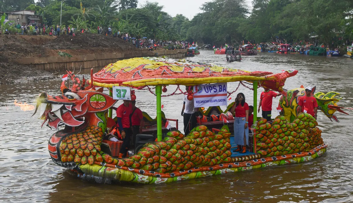 Festival ini juga menjadi sarana kampanye kepada masyarakat tentang pemanfaatan sampah anorganik yang dapat dikreasikan menjadi barang seni dan bernilai ekonomi. (merdeka.com/Arie Basuki)