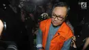 Bupati nonaktif Pakpak Bharat, Remigo Yolanda Berutu dikawal petugas usai menjalani pemeriksaan perdana oleh penyidik di gedung KPK, Jakarta, Selasa (27/11). Remigo diperiksa sebagai saksi untuk kasus suap proyek di dinas PUPR. (merdeka.com/Dwi Narwoko)