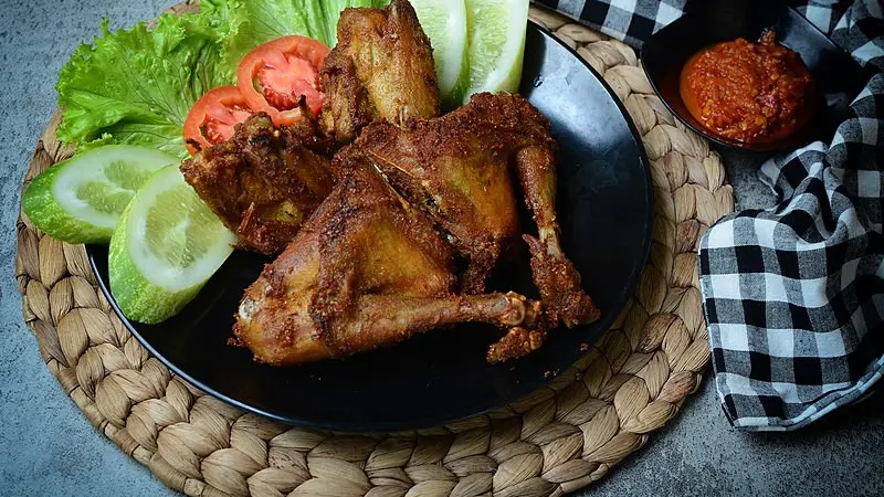 Seekor ayam goreng Kalasan