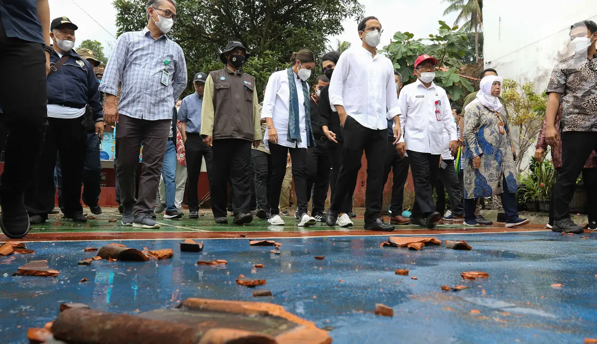 Mendikbudristek Nadiem Makarim mengunjungi SD Negeri Cugenang yang terdampak gempa bumi di Cianjur, Jawa Barat, Rabu (23/11/2022). Sebanyak 142 bangunan sekolah rusak akibat gempa bermagnitudo 5,6 di Cianjur. (Liputan6.com/Herman Zakharia)