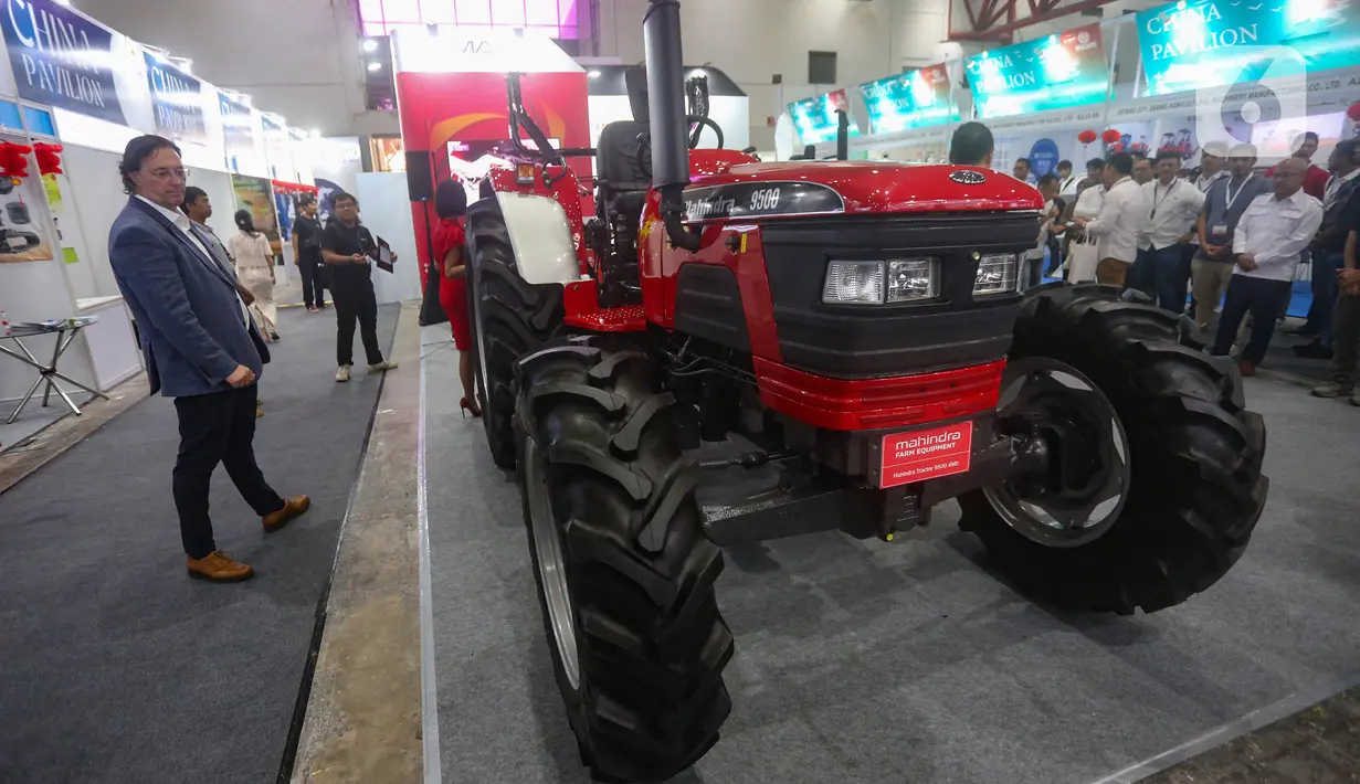 Pengunjung memperhatikan traktor Mahindra saat ajang Inagritech 2024 di JIExpo Kemayoran, Jakarta Pusat, Selasa (30/7/2024). (merdeka.com/Arie Basuki)