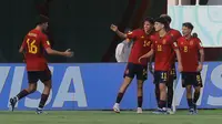 Selebrasi para pemain Timnas Spanyol U-17 setelah Roberto Martin (kanan) mencetak gol kedua ke gawang Uzbekistan U-17 dalam pertandingan babak penyisihan Grup B Piala Dunia U-17 di Stadion Manahan, Solo, Kamis (16/11/2023). (Bola.com/Arief Bagus)