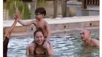 Momen BCL dan Tiko Aryawardhana berenang dengan Noah Sinclair dan keluarga besar di hotel tempat mereka bulan madu. (Instagram @bcltiko)
