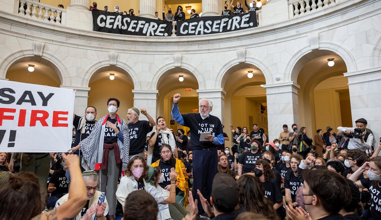 "Kami menutup kongres untuk menarik perhatian massa terhadap keterlibatan AS dalam penindasan Israel terhadap warga Palestina," kata kelompok tersebut, seperti dikutip Al Jazeera. (AP Photo/Amanda Andrade-Rhoades)