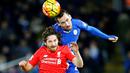 Pemain Leicester City, Christian Fuchs, berebut bola dengan pemain Liverpool, Joe Allen, pada lanjutan Liga Inggris di Stadion King Power, Leicester, Rabu (3/2/2016) dini hari WIB. (Reuters/Darren Staples)