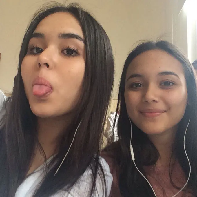 Selalu Mendampingi, Ini 6 Potret Kenangan Laura Anna dan Sang Kakak