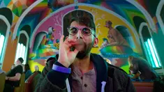 Anggota Gereja Ganja Internasional, Tushar Mallick mengisap ganja di Denver, Colorado, AS, Jumat (20/4). Aksi ini bertepatan dengan perayaan Hari Ganja Sedunia atau lebih dikenal dengan 4/20. (AFP PHOTO/Jason Connolly)