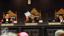 Ketua Majelis Hakim Konstitusi Arief Hidayat (tengah) memimpin sidang panel I perkara PHPKada 2015, Jakarta, Selasa (12/1). Sidang beragendakan mendengarkan jawaban termohon dan pihak terkait sebagai pemenang pilkada. (Liputan6.com/Helmi Afandi)