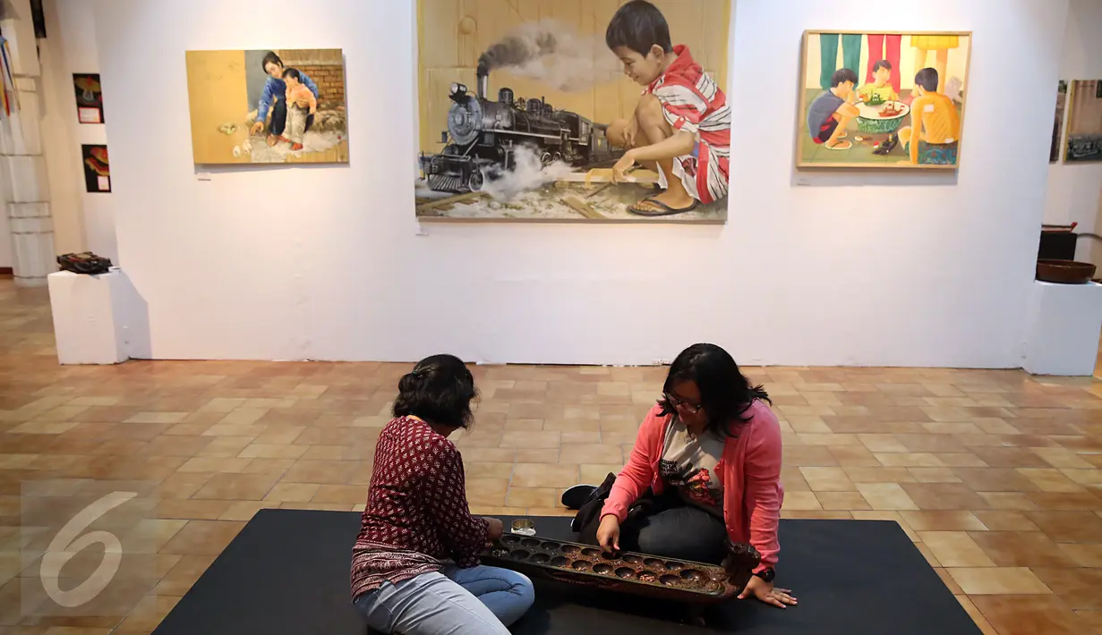 Pengunjung bermain Congklak saat Pameran dan Gelar Dolanan Nusantara di Bentara Budaya Jakarta, Jumat (24/2). Pameran bertema tema "Menyelami Kegairahan Masa Kecil" ini berlangsung pada 22-28 Februari 2017. (Liputan6.com/Johan Tallo)