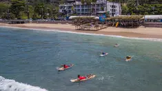 Para peserta berenang menuju area perlombaan dalam Kontes Selancar Phuket 2020 di Pantai Kalim di Phuket, Thailand (14/9/2020). Acara yang berlangsung selama tiga hari itu merupakan bagian dari kampanye pemerintah Thailand untuk mempromosikan pariwisata dan merangsang perekonomian. (Xinhua/Zhang Ker