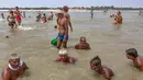 Orang-orang mencari uang yang dilemparkan oleh umat Hindu di Sungai Gangga, sebagai bagian dari ibadah selama festival Gangga Dussehra, di Prayagraj, India (1/6/2020). (AP Photo/Rajesh Kumar Singh)