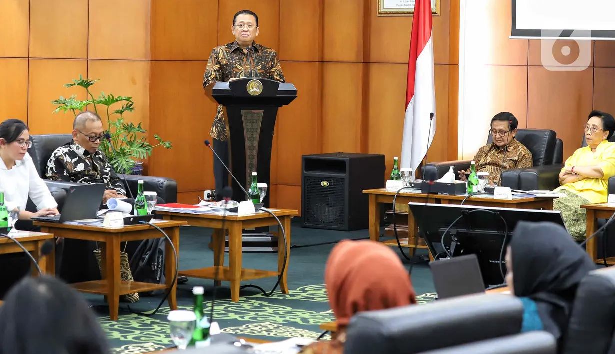 Ketua Majelis Permusyawaratan Rakyat (MPR) Bambang Soesatyo memberikan sambutan pada Focus Group Discussion (FGD) bekerjasama dengan Brain Society Centre di Ruang Delegasi Lantai 2 Gedung Nusantara IV MPR, Jakarta, Kamis (1/12/2022). Diskusi tersebut bertema "Kebijakan Bank Tanah Dalam Perspektif Konsep dan Implementasi Untuk Mewujudkan Keadilan Sosial Berdasarkan UUD 1945." (Liputan6.com/Angga Yuniar)