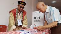Petugas TPS di Kota Sukabumi kenakan kostum cheongsam usung tema Tionghoa di Pilkada 2024 (Liputan6.com/Fira Syahrin).