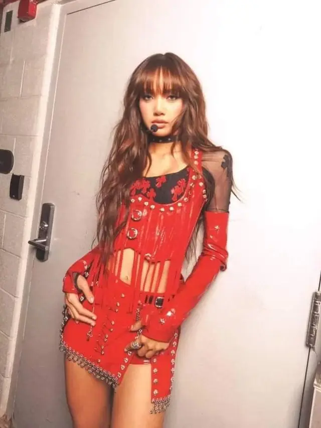 Gaya Memukau Lisa BLACKPINK Kenakan 3 Busana Berbeda di MTV VMA 2024, dari Gaun Corset hingga Terawang