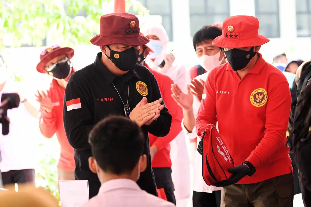 Kepala BIN Budi Gunawan vaksinasi lanjutan untuk para pelajar dan warga secara pintu ke pintu atau door to door di SMP 11 Kota Tangerang Selatan dan Perum Pondok Makmur Tangerang, Banten.