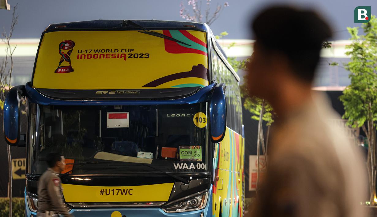 Petugas kepolisian ikut berjaga di area lapangan Tot Heil Onzer Ribbenkast (THOR) saat Timnas Indonesia U-17 menjalani latihan tertutup, Rabu (8/11/2023). (Bola.com/Bagaskara Lazuardi)