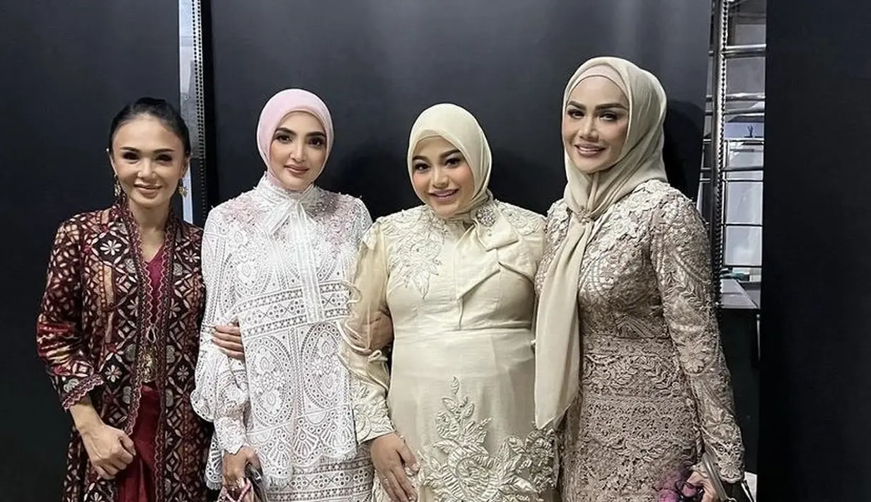 Sementara itu, Krisdayanti mengenakan busana warna coklat brokat yang dipadukan kerudung coklat lebih mudah dengan ringnya. Ia pun membawa tas Hermes warna abu-abu.  [@ashanty_ash]