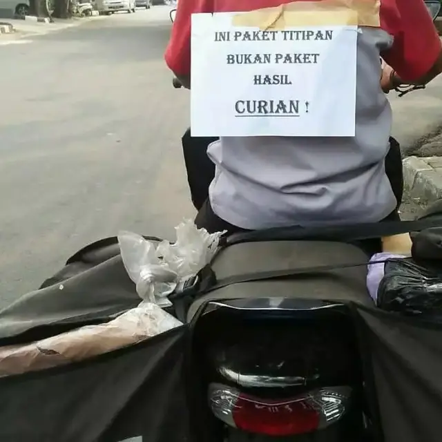 9 Tulisan Kocak di Belakang Motor saat Bawa Barang Ini Bikin Geleng Kepala