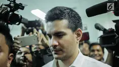 Artis Steve Emmanuel usai menjalani sidang putusan kasus narkoba di Pengadilan Negeri Jakarta Barat, Selasa (16/7/2019). Steve Emmanuel diganjar hukuman 9 tahun kurungan penjara dan denda Rp 1 miliar karena terbukti bersalah menyalahgunakan narkoba jenis kokain. (Liputan6.com/Faizal Fanani)