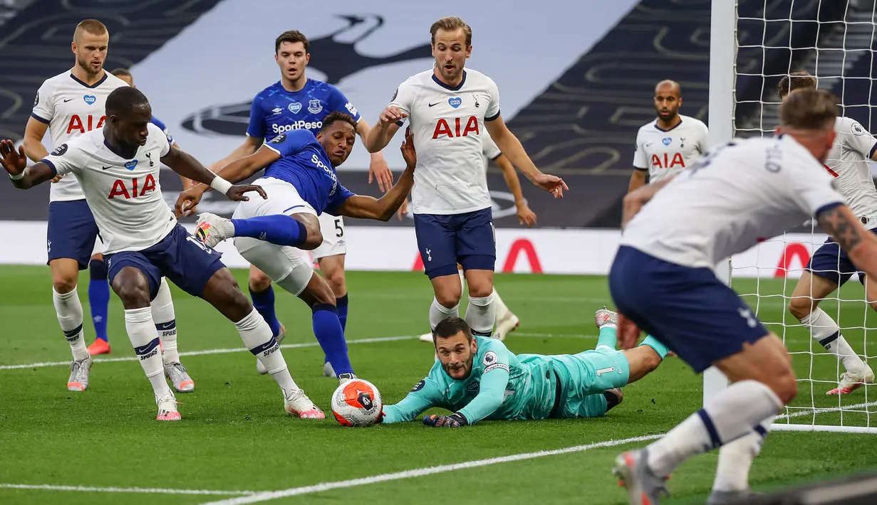Bek Everton, Yerry Mina berebut bola dengan gelandang dan kipper Tottenham Hotspur, Moussa Sissoko dan Hugo Lloris pada lanjutan pertandingan Liga Inggris di Tottenham Stadium, Selasa (7/7/2020) dini hari. Tottenham Hotspur susah payah mengalahkan Everton 1-0. (Richard Heathcote/Pool via AP)