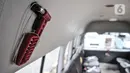 Palu pemecah kaca darurat tertempel pada sudut angkutan Jak Lingko All New Purwarupa Mikrotrans, Jakarta, Minggu (6/9/2020). All New Purwarupa Mikrotrans diklaim lebih luas dan dilengkapi fasilitas canggih guna memberikan kenyamanan bagi penumpang Jak Lingko. (merdeka.com/Iqbal S. Nugroho)