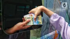 Warga menukarkan uang tunai baru di layanan kas keliling Bank Indonesia di Pasar Kopro, Jakarta Barat, Rabu (29/3/2023). (Liputan6.com/Angga Yuniar)