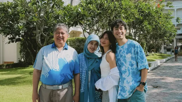 Potret Kedekatan Sheila Dara dan Orang Tua Vidi Aldiano
