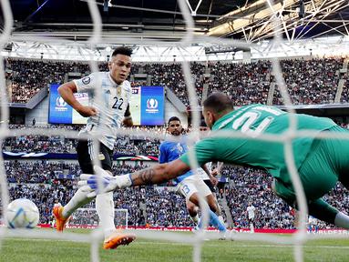 Bomber Inter Milan ini akan menjadi duet Lionel Messi di lini depan Argentina pada Piala Dunia 2022. Lautaro Martinez akan tampil di Qatar dengan modal catatan mentereng diantaranya membantu La Albiceleste memenangkan Copa America untuk kali pertama dalam 28 tahun, tampil apik di kualifikasi Piala Dunia dan menenggelamkan Italia 3-0 di Finalissima. (AFP/Adrian Dennis)