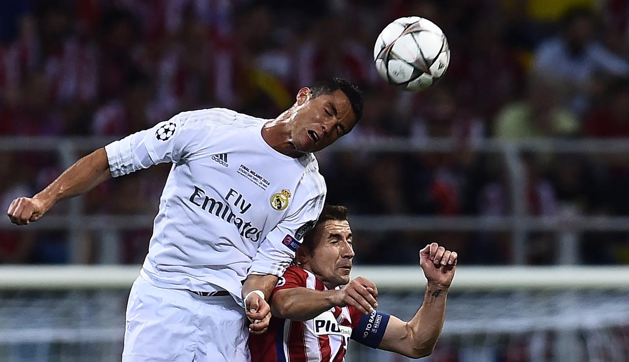 Cristiano Ronaldo. Striker Portugal dan Manchester United berusia 36 tahun dengan postur 187 cm ini telah mencetak 110 gol via sundulan kepala dari total 803 gol. Gol-gol tersebut dicetak bersama Timnas Portugal, Sporting Lisbon, Manchester United, Real Madrid dan Juventus. (AFP/Filippo Monteforte)