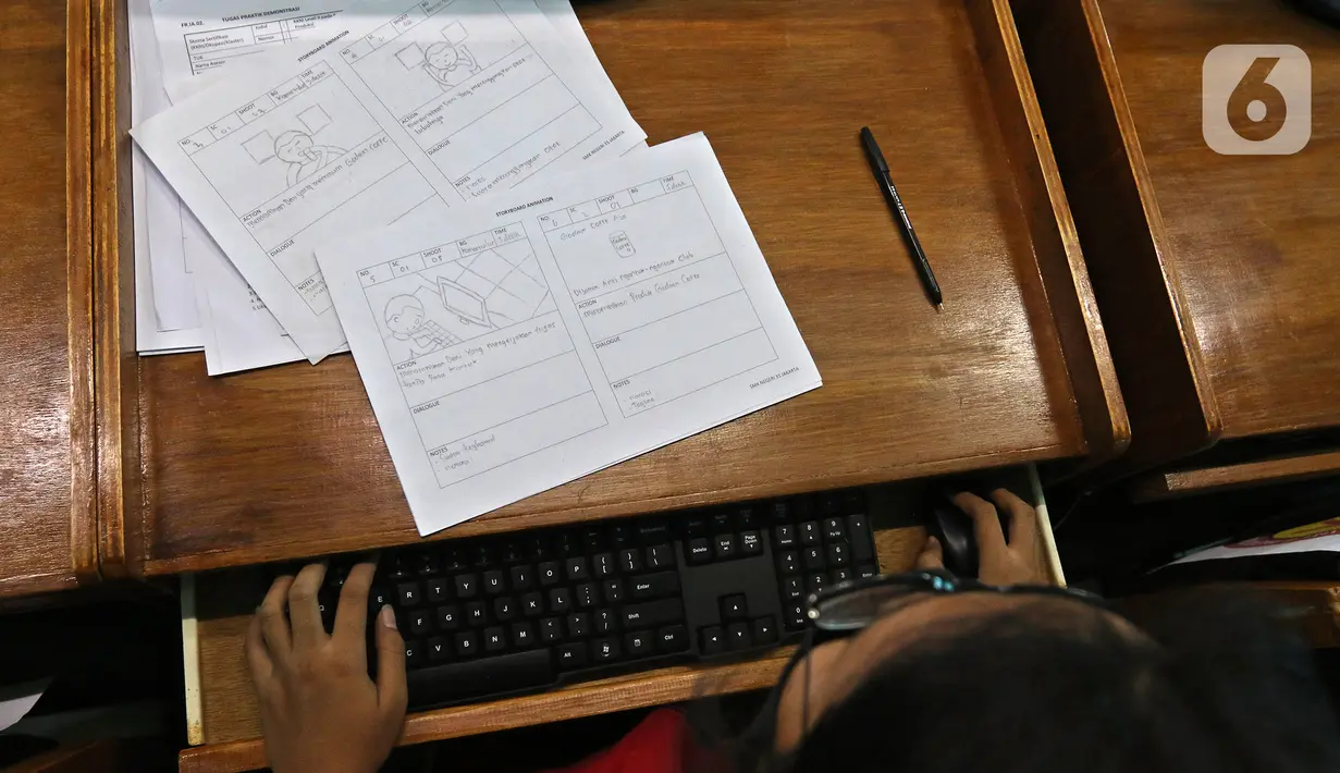 Siswa SMKN 31 melaksanakan Uji Sertifikasi Kompetensi (USK) bagi para siswa kelas XII di SMK PB Soedirman, Jakarta, Selasa (6/4/2021). Ujian ini menjadi salah satu faktor penilaian kelulusan bagi siswa/siswi SMK. (Liputan6.com/Herman Zakharia)