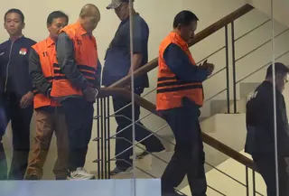 Maidi diduga menerima sejumlah uang dari beberapa pihak terkait pemerasan dengan modus dana CSR sebesar Rp350 juta. Tampak dalam foto, Wali Kota Madiun, Maidi (kedua kanan) dijaga petugas saat menuju mobil tahanan usai pemeriksaan intensif di Gedung Merah Putih Komisi Pemberantasan Korupsi (KPK0, Jakarta, Selasa (20/1/2026).(Liputan6.com/Helmi Fithriansyah)