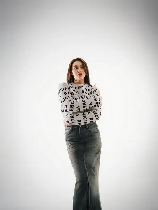 Tidak bisa dipungkiri, Aaliyah Massaid memiliki tubuh tinggi semampai. Tapi padu padan outfitnya sangat bisa dijadikan inspirasi terutama jika kamu ingin terlihat lebih tinggi. Lihat bagaimana Aaliyah Massaid mengenakan one brand outfit, memadukan sweater abu-abu bercorak logo brand dan rok denim abu-abu yang panjang. [Foto: Instagram/aaliyah.massaid]