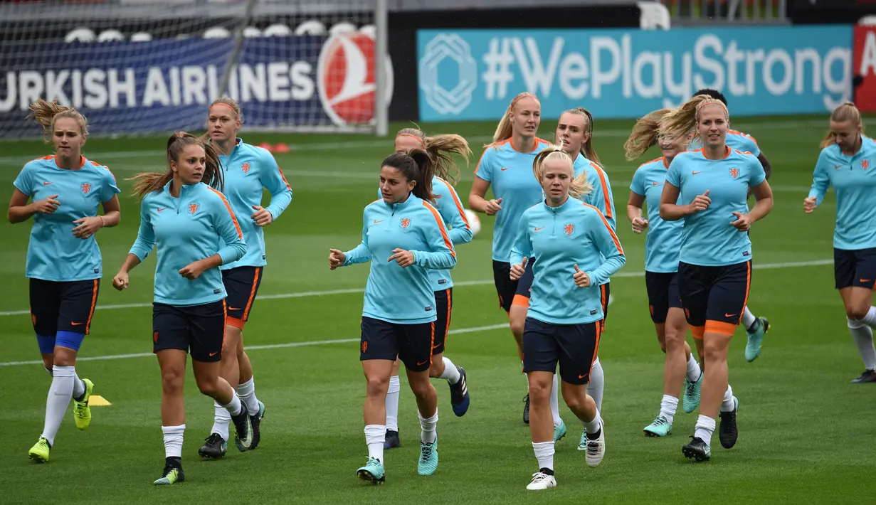 Danielle van der Donk (depan tengah) berlatih dengan rekanya jelang semifinal UEFA Women Euro 2012 melawan Inggris di Enschede (2/8). Karir profesional van der Donk di Eredivisie Belanda, dengan klub Willem II pada tahun 2008. (AFP Photo/John Thys)