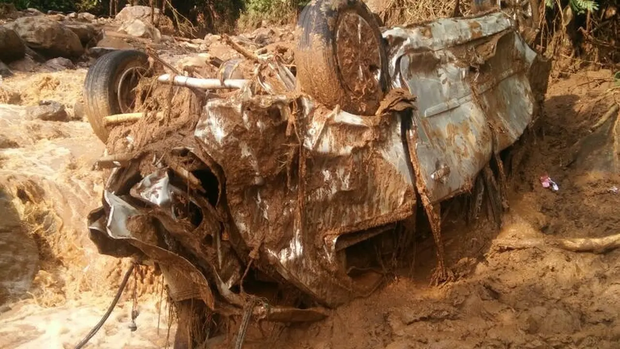 Sejumlah mobil dan tujuh sepeda motor terseret banjir bandang di Jalan Raya Puncak Pinus, Desa Sukawangi, Kecamatan Sukamakmur, Bogor (Liputan6.com/Achmad Sudarno)
