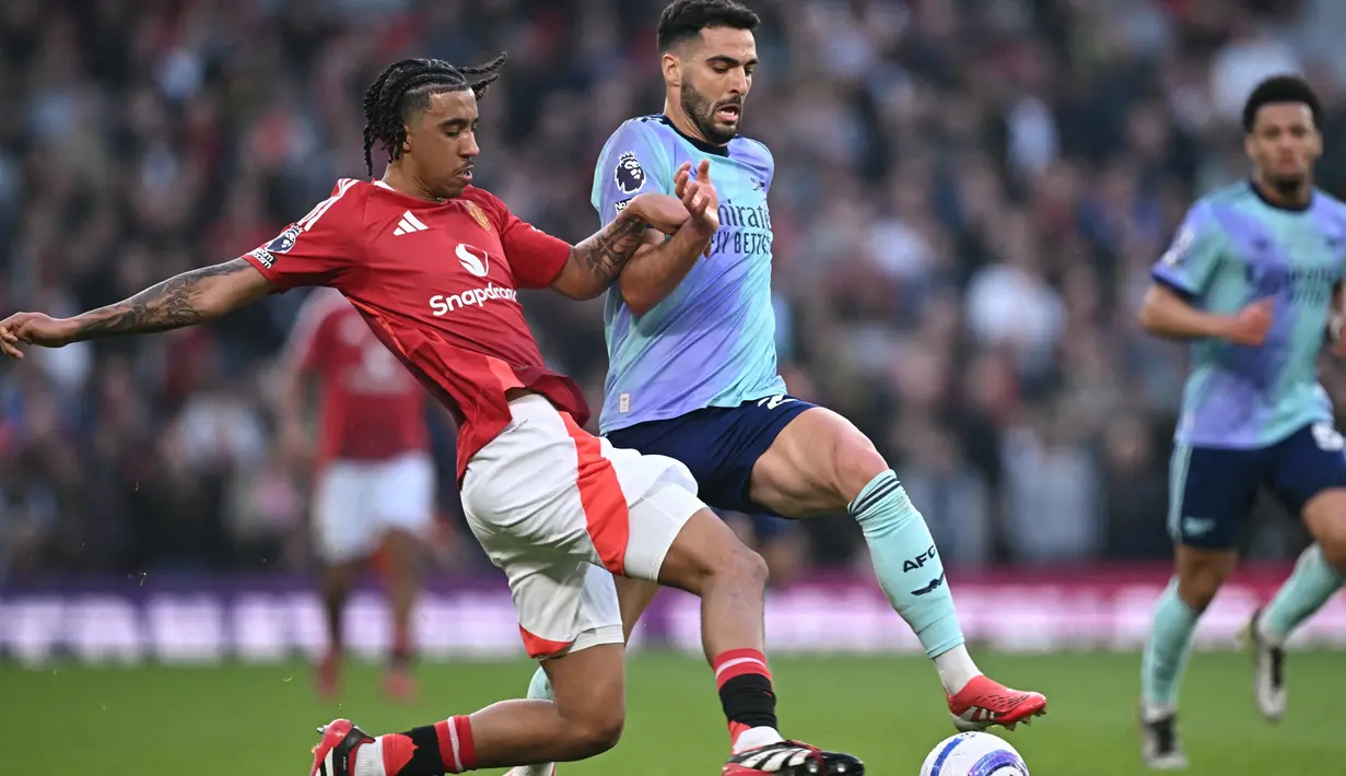 Bermain imbang lawan Arsenal membuat Manchester United berada di peringkat 14 klasemen sementara Liga Inggris 2024/2025 dengan 34 dari 28 laga. Sedangkan Arsenal tertahan di posisi dua dengan koleksi 55 poin. (Paul ELLIS/AFP)