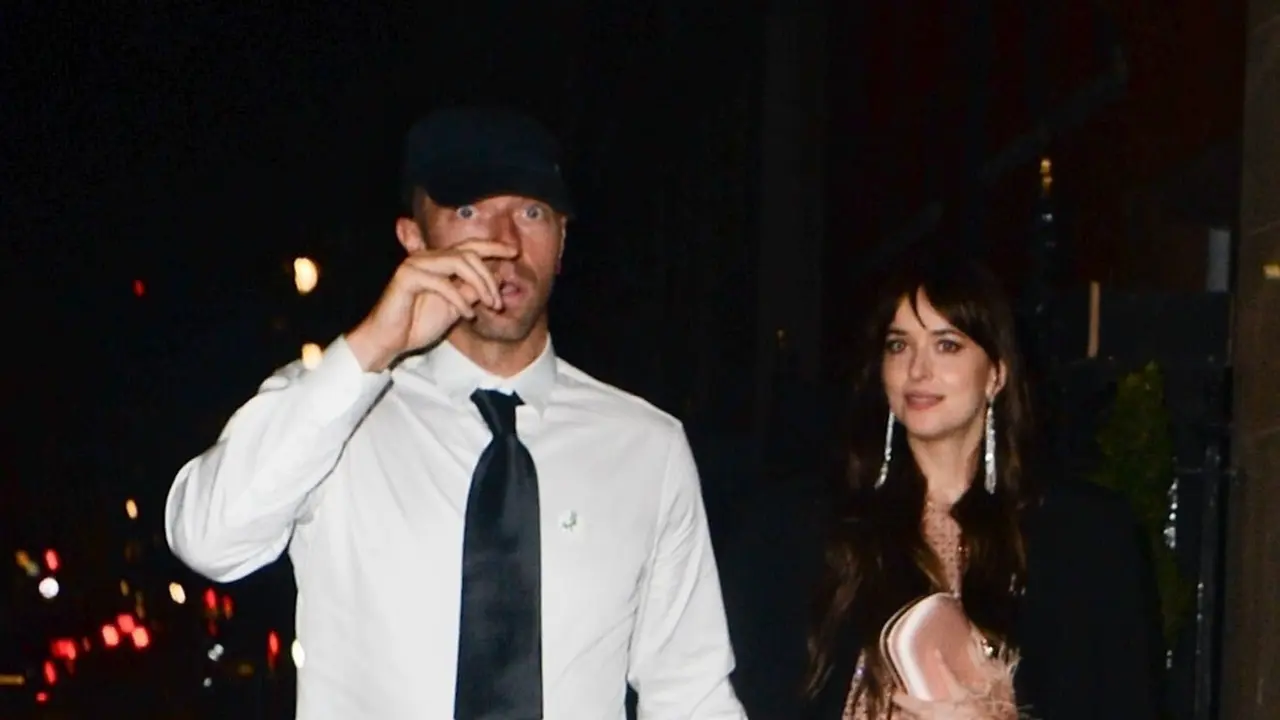 Chris Martin menemani Dakota Johnson saat pemutaran pertama filmnya, The Lost Daughter. (Twitter/ @dakotaj_updates)