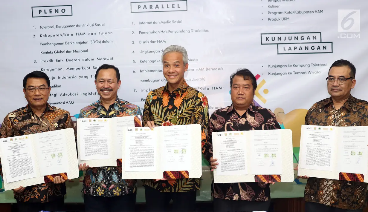 Ketua Komnas HAM Ahmad Taufan Damanik (kedua kiri) bersama empat pimpinan lembaga usai menandatangani MoU Festival HAM Indonesia di Jakarta, Rabu (3/10). Festival HAM Indonesia berlangsung di Wonosobo, 13-15 November. (Liputan6.com/Helmi Fithriansyah)