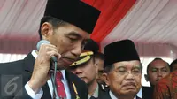 Presiden Jokowi didampingi Wapres Jusuf Kalla mengungkapkan belasungkawa atas musibah jatuhnya pesawat Hercules C-130, usai upacara HUT Polri di Mako Brimob Polri, Kelapa Dua, Depok, Rabu (1/7/2015). (Liputan6.com/Herman Zakharia)