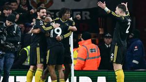Bek Manchester United, Patrick Dorgu, berselebrasi bersama rekan-rekan setimnya pada lanjutan Liga Inggris 2025/2026 di Stadion Emirates, Minggu (25/1/2026). (Ben Standsall/AFP)