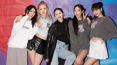 Dalam foto yang dibagikan oleh Selena, kelima wanita cantik ini tampak begitu bahagia bisa saling sapa satu sama lain. Lewat caption, penyanyi 30 tahun itu menuliskan "Selpink chillin" yang masih merujuk pada lirik lagu 'Ice Cream' yang pernah mereka bawakan. (Liputan6.com/IG/@selenagomez)