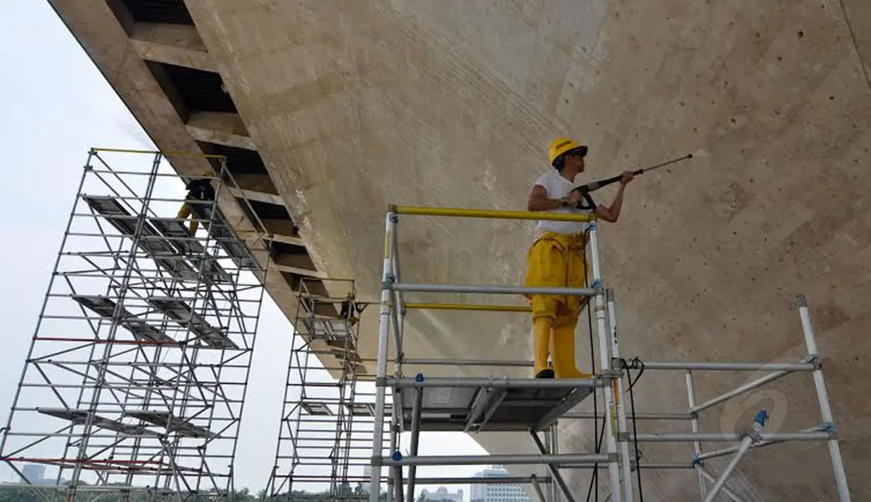 Kegiatan pembersihan monas dilakukan oleh 3 orang teknisi yang berasal dari PT Karcher Jerman dan 17 orang Indonesia (Liputan6.com/Johan Tallo)