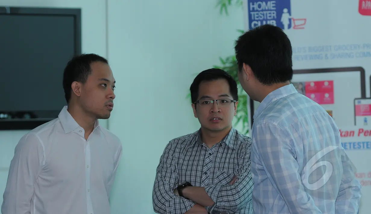  CEO KMK Adi Sariaatmadja (kiri) berbincang dengan tamu undangan disela acara Launching Home Tester Club Indonesia di SCTV Tower, Jakarta, Selasa (17/3/2015). (Liputan6.com/Panji Diksana) 