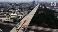 Pembangunan Jalan Tol Layang Dalam Kota di Kelapa Gading, Jakarta, Kamis (15/10/2020). Konstruksi jalan layang sepanjang  69,77 km tersebut akan terintegrasi dengan transportasi umum Bus Rapid Transit (BRT) diharapkan dapat membantu mengurai kemacetan di dalam kota. (merdeka.com/Imam Buhori)