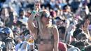 Penonton wanita berjoget saat menghadiri hari kedua Festival Musik Coachella dan Arts Festival di Indio, California (15/4). Festival ini selalu ditunggu pecinta musik dunia dan juga selebriti Hollywood. (Frazer Harrison/Getty Images for Coachella/AFP)