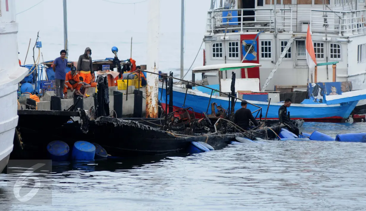 Sejumlah drum yang diisi helium dipasang ke sekeliling bangkai kapal Zahro Express di Pelabuhan Muara Angke, Jakarta, Rabu (4/1). Petugas mulai mengangkat bangkai kapal Zahro Express untuk mempermudah penyelidikan KNKT. (Liputan6.com/Gempur M Surya)