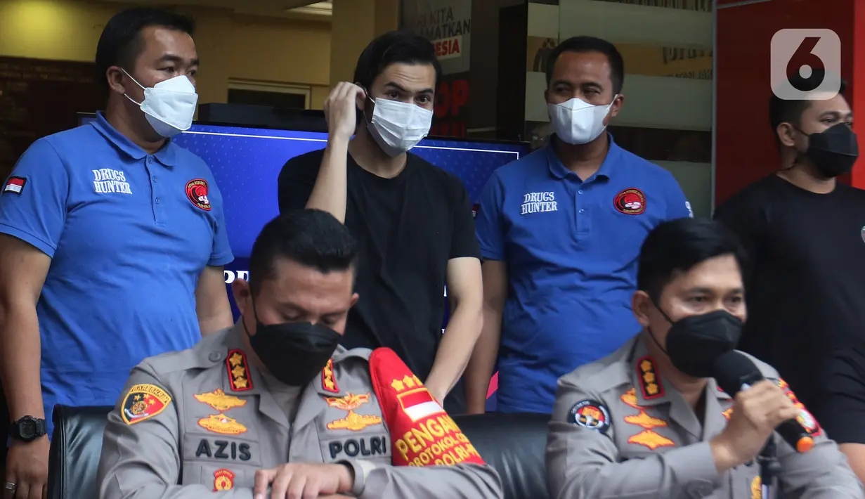 Aktor Rizky Nazar dihadirkan saat konferensi pers terkait penyalahgunaan narkotika di Polres Metro Jakarta Selatan, Rabu (15/12/2021). Rizky Nazar ditetapkan sebagai tersangka dengan barang narkotika jenis ganja dengan berat masing-masing 0,30 gram dan 0,61 gram. (Liputan6.com/Herman Zakharia)