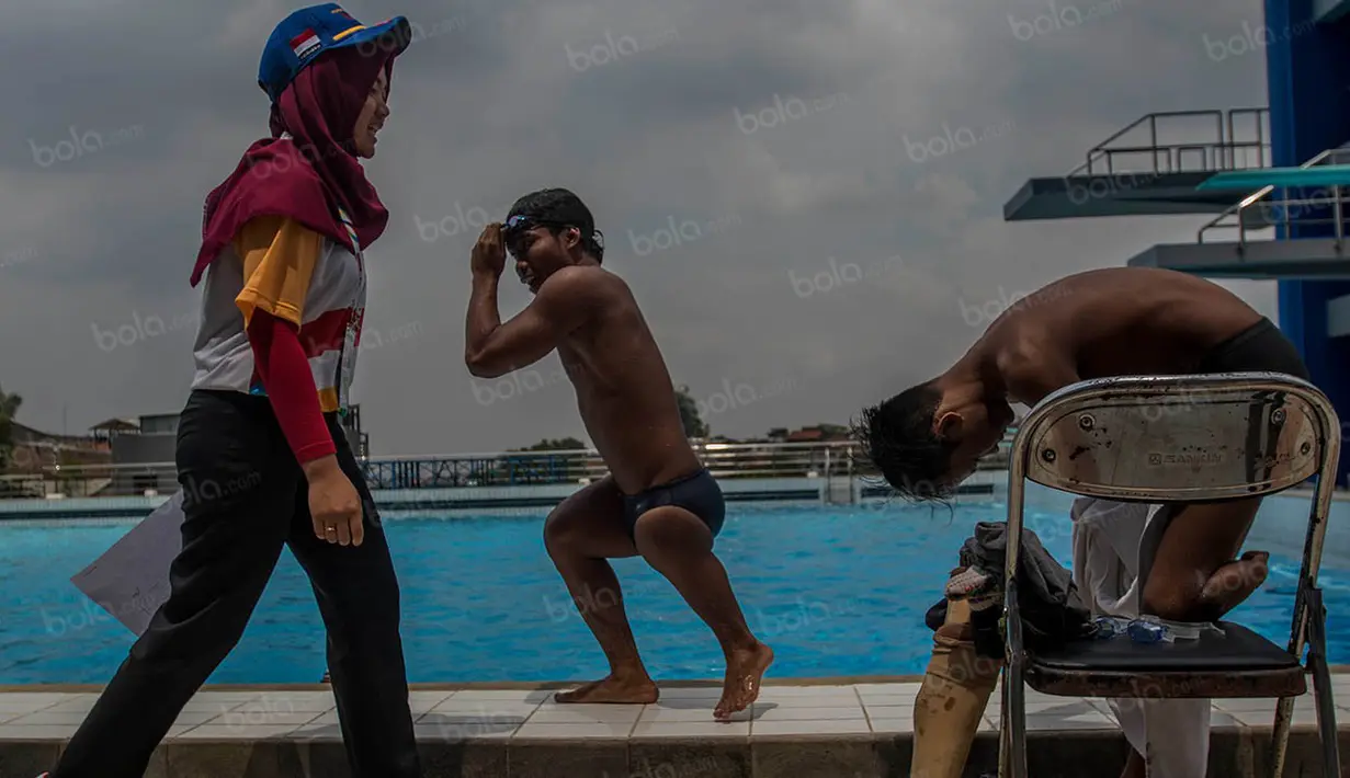 Foto Olahraga Terbaik - Para atlet difabel bersiap mengikuti lomba cabang renang pada Peparnas 2016 di Kolam Renang UPI, Bandung, Jumat (21/10/2106). (Bola.com/Vitalis Yogi Trisna)