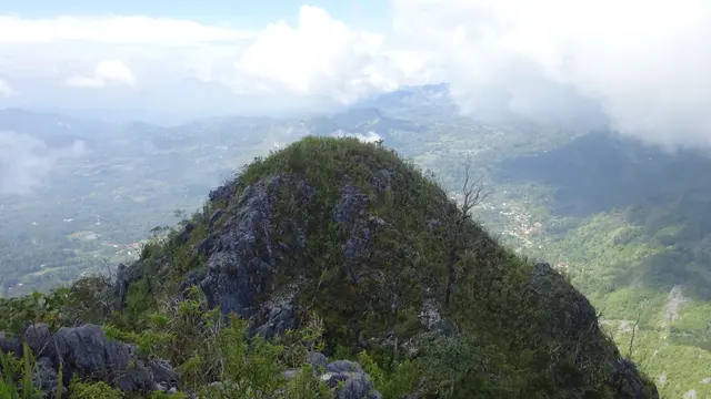 Gunung Ambeso di Tana Toraja, Sulawesi Selatan. (Dok: Gunung Bagging https://www.gunungbagging.com/ambeso/nggallery/page/2)